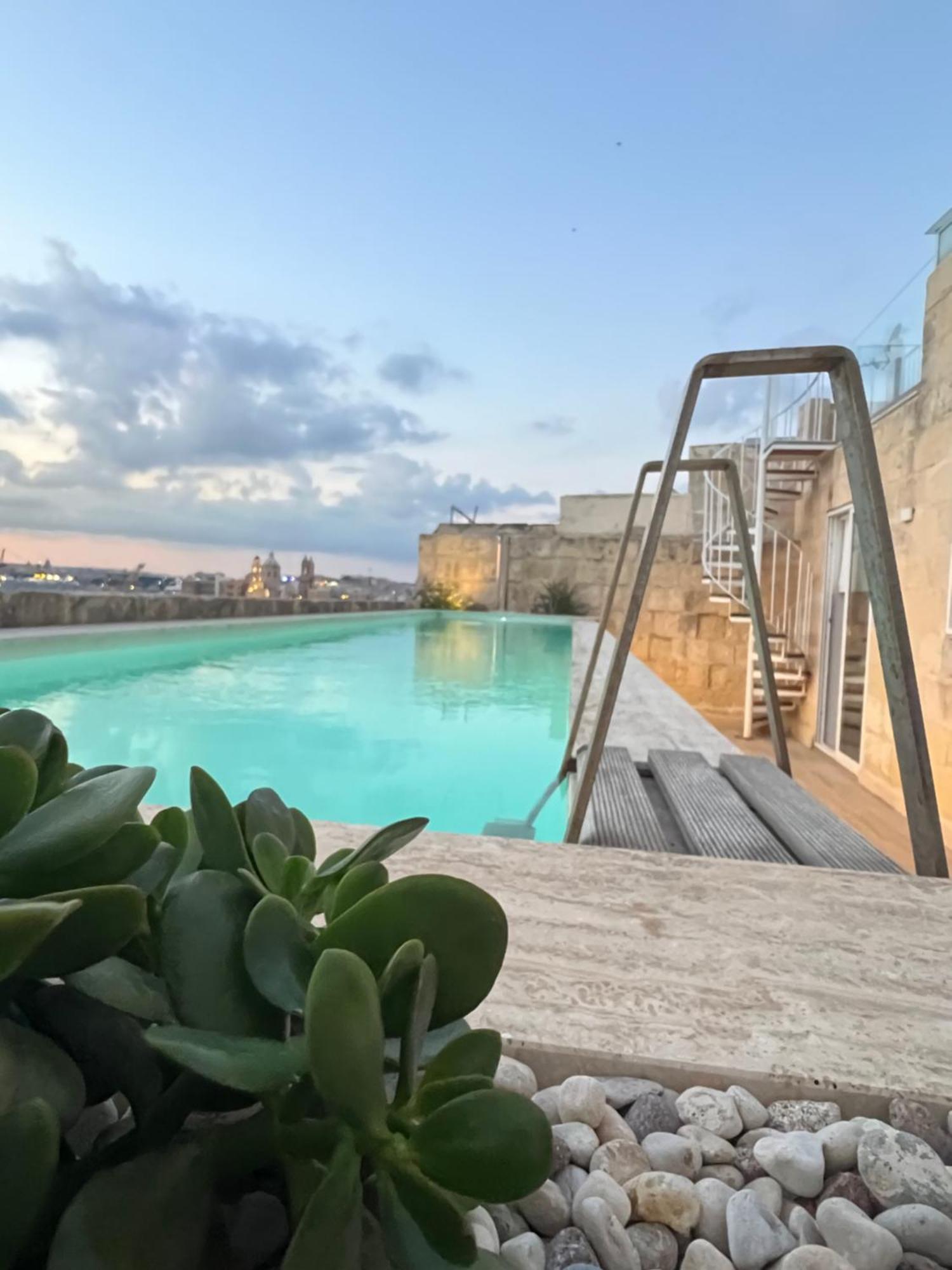 Moon Malta Boutique With Rooftop Pool & Sea Views Of Valletta, Grand Harbour & Three Cities Bed and breakfast