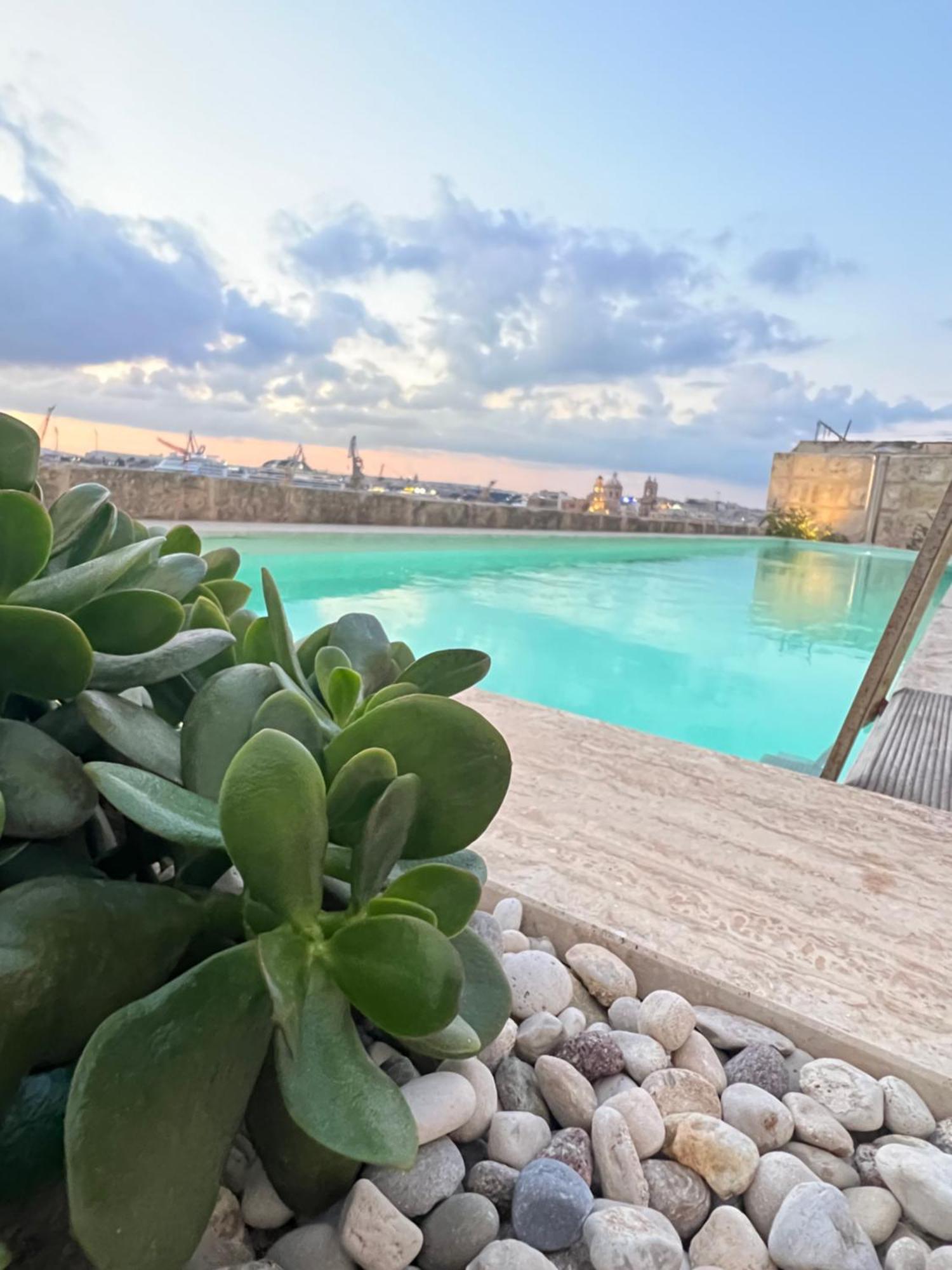 Moon Malta Boutique With Rooftop Pool & Sea Views Of Valletta, Grand Harbour & Three Cities Bed and breakfast Cospicua